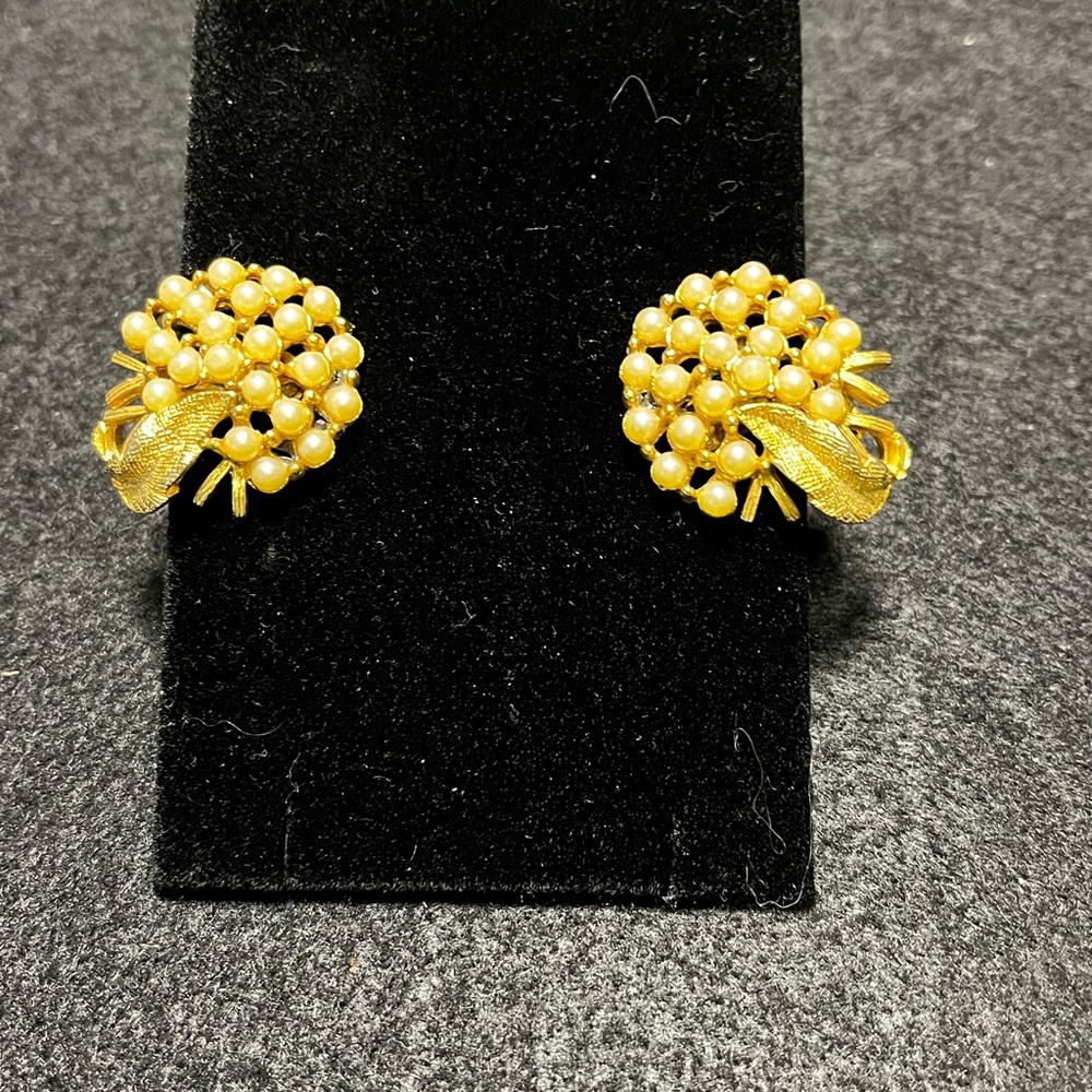Vintage Crown Trifari Leaf Design clip on earrings with faux pearls, NWT